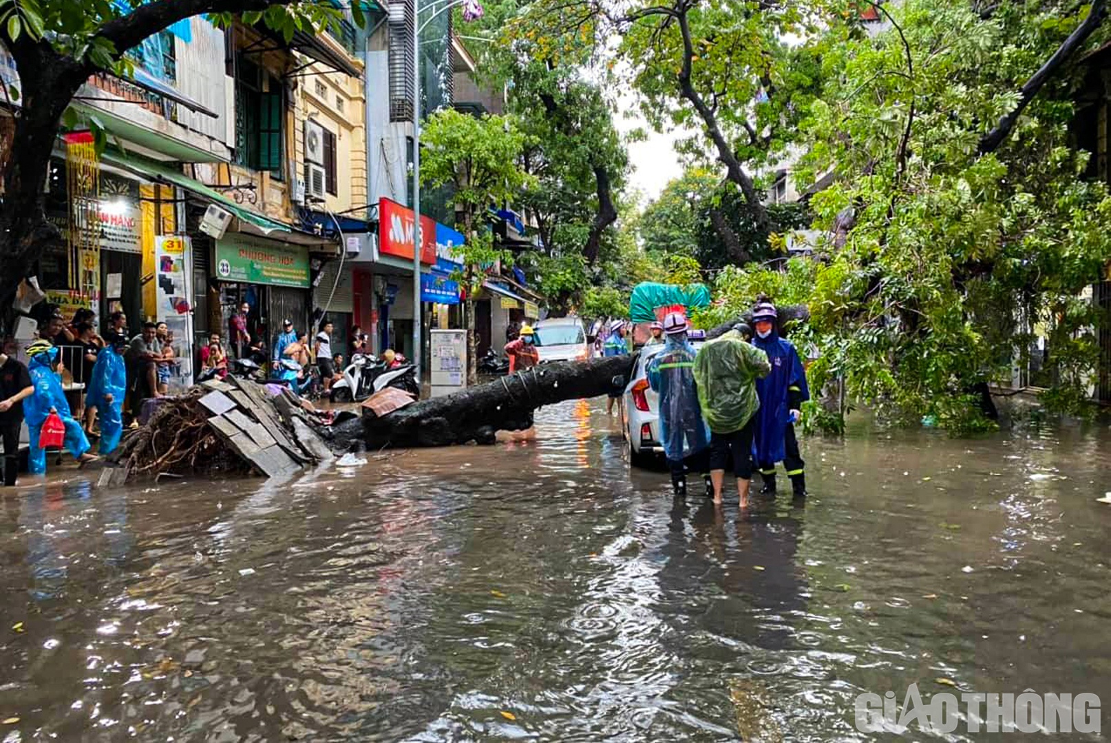 Nhận được tin báo, Công an quận Hoàn Kiếm (Hà Nội) đã nhanh chóng có mặt tổ chức cứu nạn, cứu hộ.