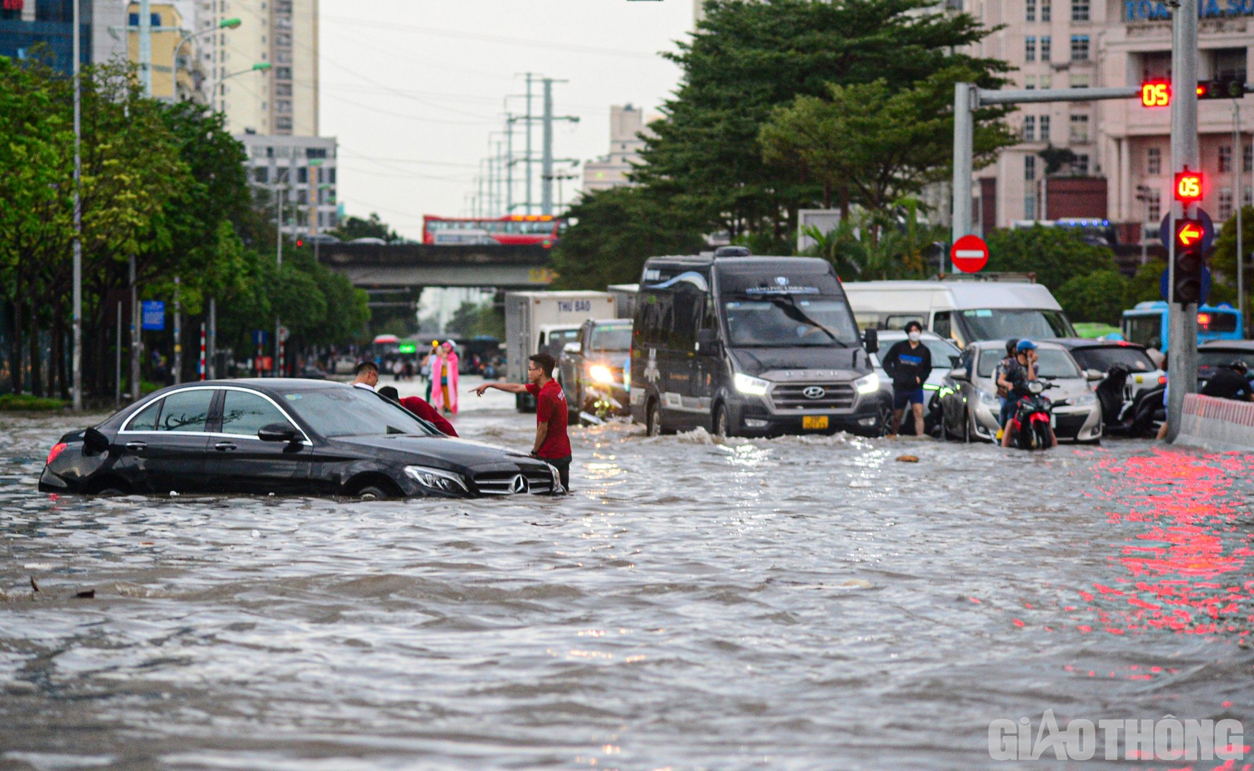 Trong khi đó, đường Dương Đình Nghệ có đoạn bị ngập tới nửa thân người.