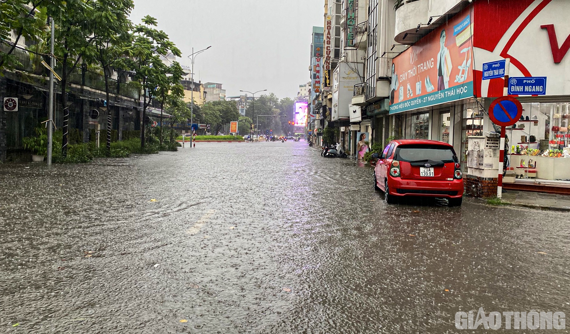 Phố Nguyễn Thái Học giao với phố Đình Ngang.