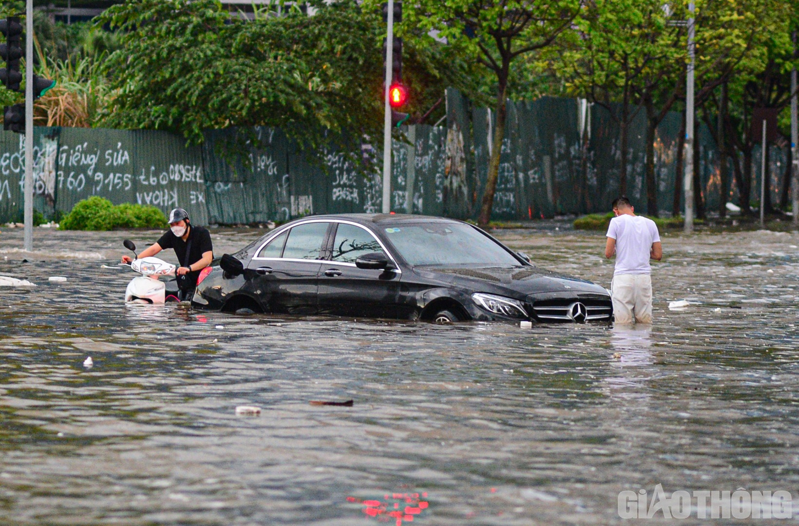 Hình ảnh chiếc xe sang Mercedes bị chết máy "bơi" trong nước.