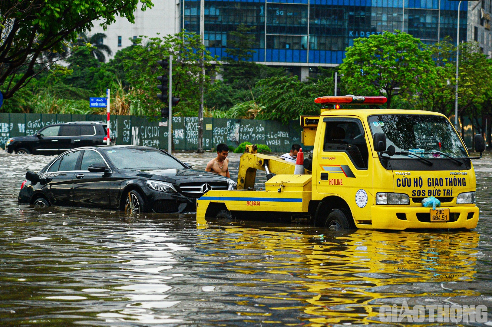 Đến khoảng 17h30, xe cứu hộ đã xuất hiện để đưa chiếc xe này ra khỏi điểm ngập.