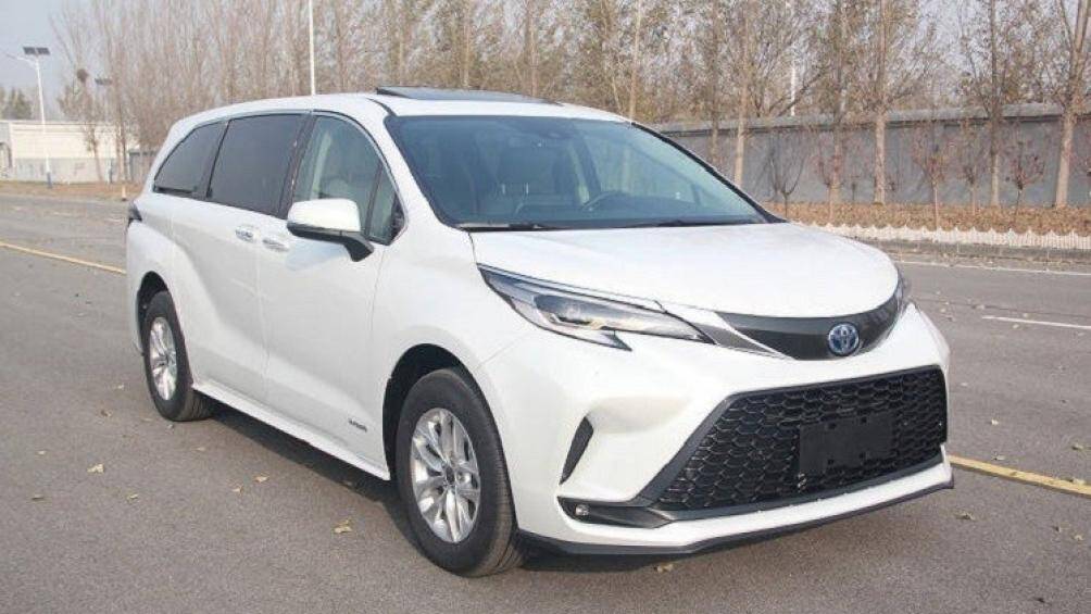 Mẫu xe này còn sở hữu vành hợp kim 18 inch hoặc 20 inch, cửa sổ trời 2 mảnh và cần gạt nước tự động