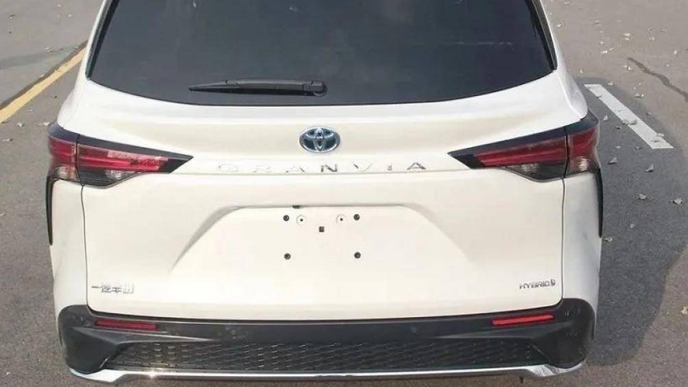 Ngoài ra, xe còn có cánh gió mui cũng như cản sau tích hợp tấm lưới màu đen và nẹp mạ crôm để trang trí