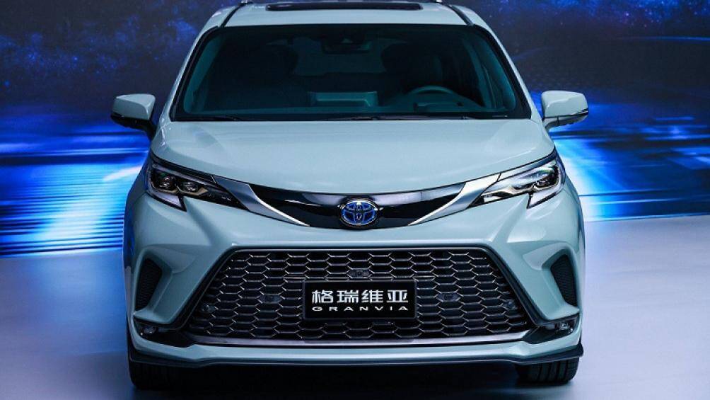 Toyota Granvia 2022 dành cho thị trường Trung Quốc cũng có lưới tản nhiệt cỡ lớn với mắt lưới hình tổ ong và sơn màu đen bóng