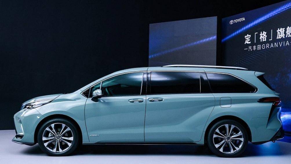 Khác với Granvia từng bán ở Việt Nam, Toyota Granvia 2022 tại Trung Quốc có ngoại hình giống với Sienna phiên bản XSE