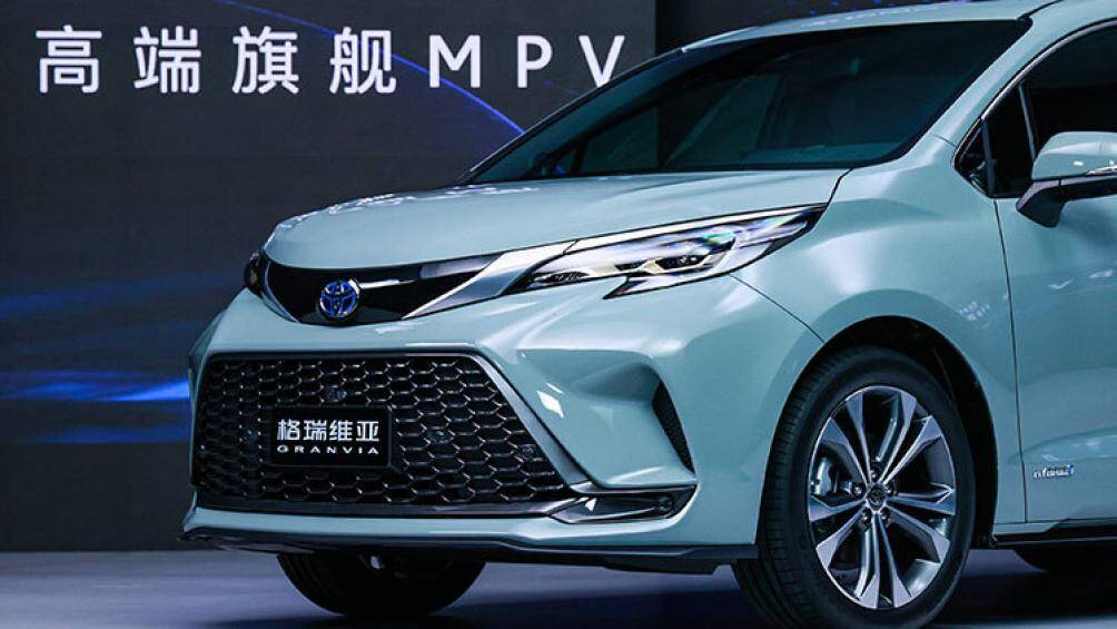 Ở hai bên lưới tản nhiệt còn có đèn sương mù hình tròn và khe gió nằm dọc