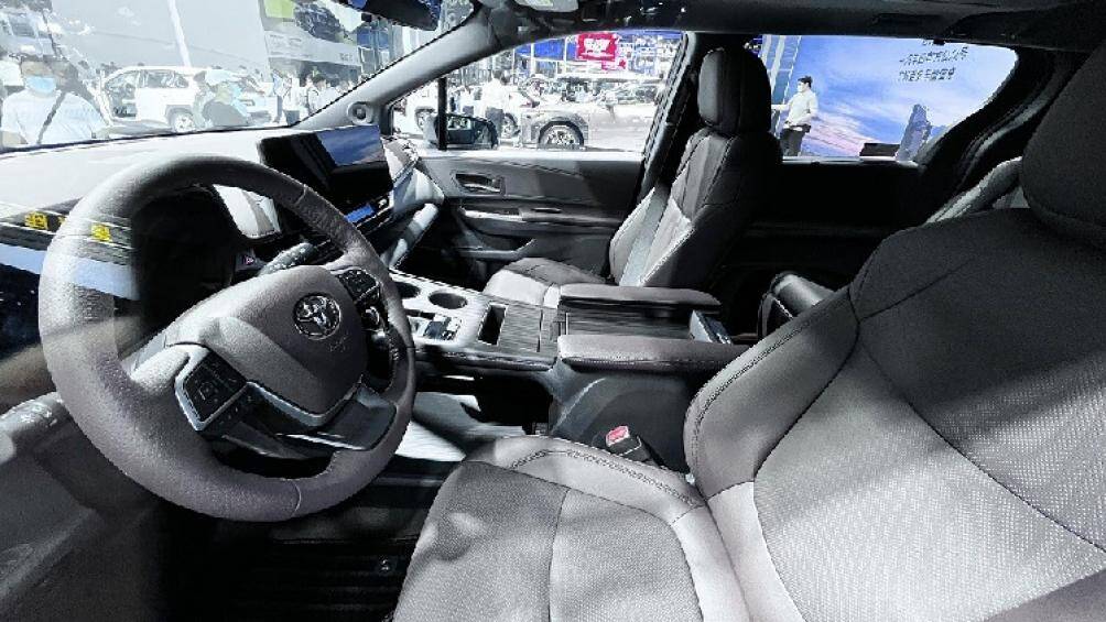 Bên trong, xe được trang bị vô lăng 3 chấu, màn hình thông tin giải trí 12,3 inch nằm độc lập trên mặt táp-lô và 2 ghế thương gia ở hàng ghế giữa