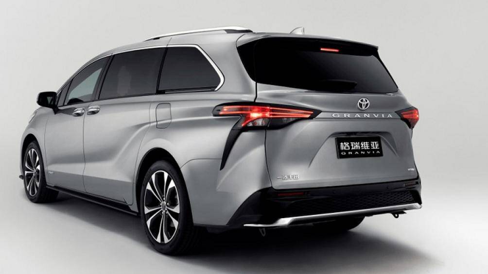 Cụm đèn hậu kéo dài xuống chắn bùn sau và khu vực giữa cửa cốp được vuốt thành cánh gió nhỏ