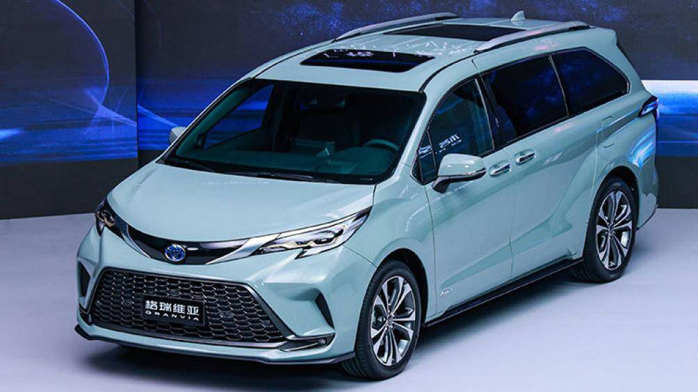 Điểm nhấn tiếp theo nằm ở cụm đèn pha sắc sảo và nẹp màu đen tích hợp logo của hãng Toyota ở giữa đầu xe