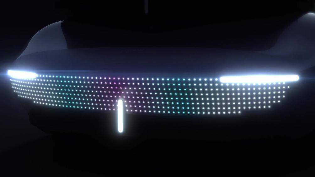 Bộ đèn chiếu sáng thanh mảnh và nắp la-zăng khí động học với những thứ trông giống như thanh chèn trong suốt