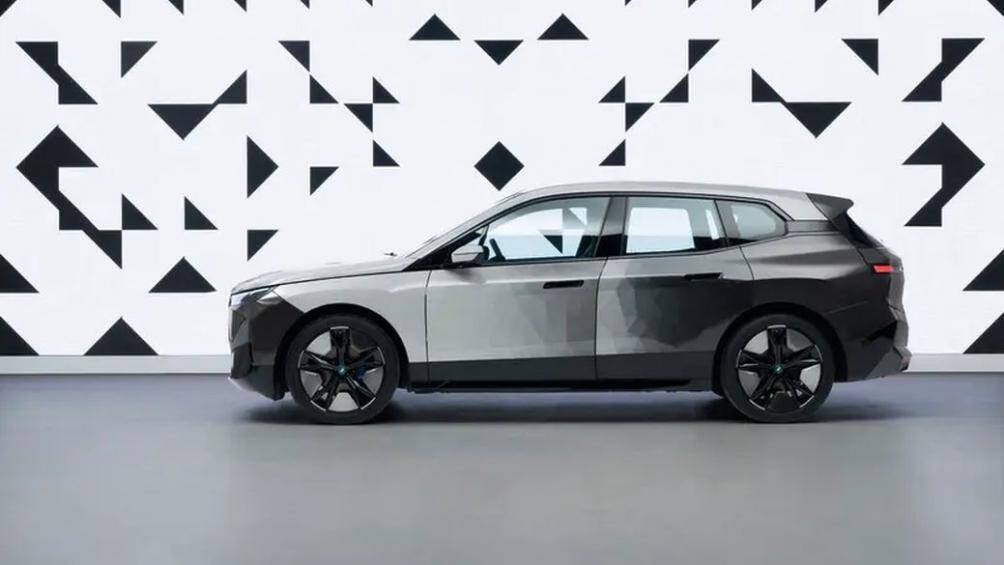 BMW iX là phiên bản concept chạy điện sử dụng công nghệ E-Ink để thay đổi màu sắc theo thời gian thực