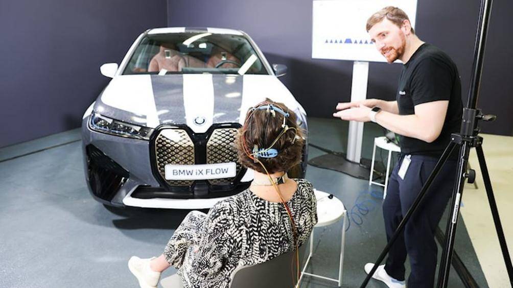 BMW đang thử nghiệm một tính năng cho phép người dùng thay đổi màu sắc của iX Flow bằng suy nghĩ của họ