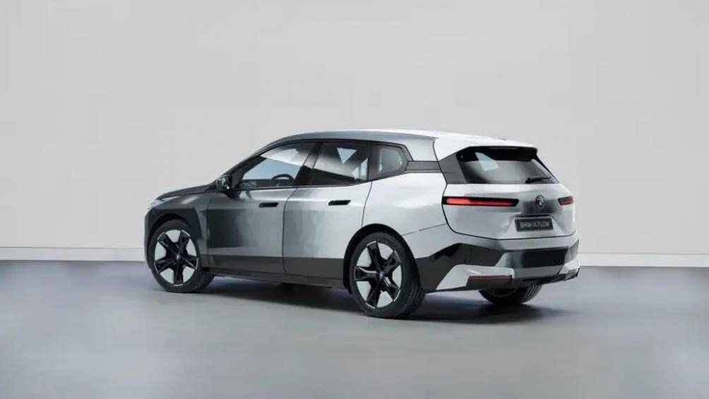 Theo hãng BMW, việc thay đổi màu sơn xe từ trắng sang xám có thể khiến nội thất ấm lên hoặc mát hơn, tùy thuộc vào thời tiết