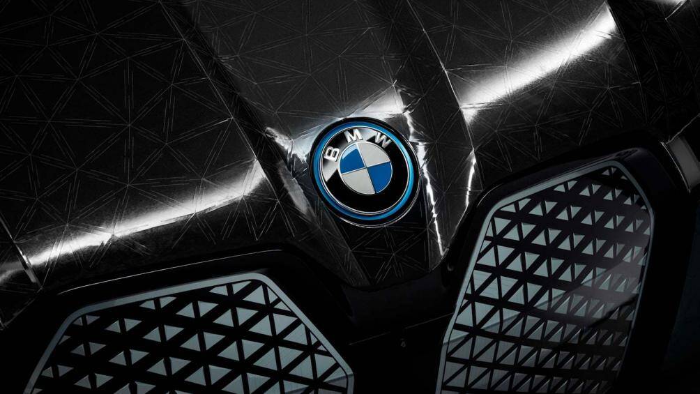 Công nghệ của Brainboost sẽ chiếu sóng não của người dùng lên lớp vỏ của iX, với những thay đổi được minh họa bằng nước sơn của xe