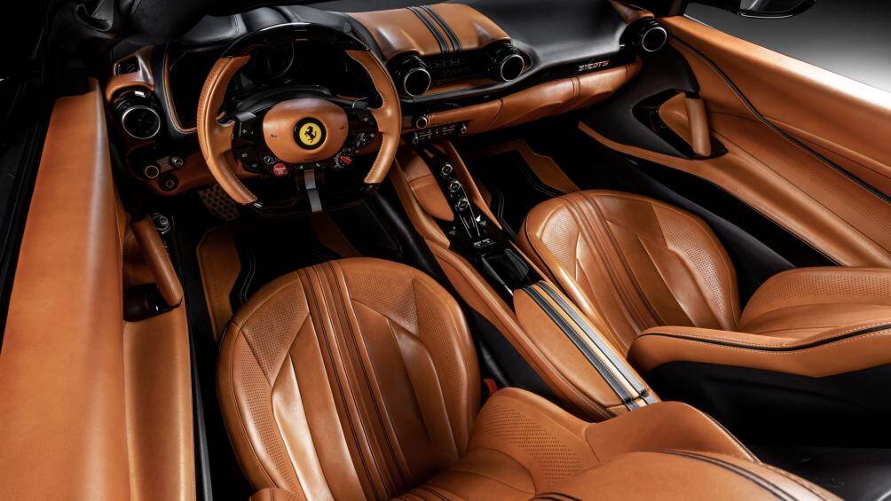 Hãng độ Carlex Design đã phối lại khoang nội thất cho một chiếc Ferrari 812 GTS bằng toàn bộ da linh dương và da trâu với màu sắc ấn tượng