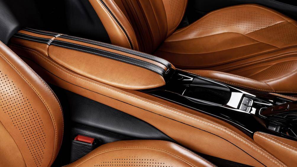 Ở các chi tiết trang trí khác, hãng độ Carlex đã chọn các chi tiết bọc da trâu để có một diện mạo tương phản với nội thất màu caramel