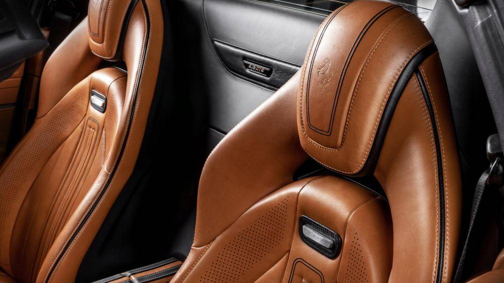 Ngoài ra khoang nội thất của xe còn có các đường may độc đáo, họa tiết khắc laser và logo kim loại biểu thị phiên bản độ độc đáo