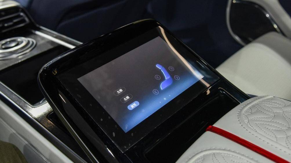 "Trái tim" của Hồng Kỳ H9+ là khối động cơ xăng V6, siêu nạp, dung tích 3.0L, sản sinh công suất tối đa 283 mã lực và mô-men xoắn cực đại 400 Nm