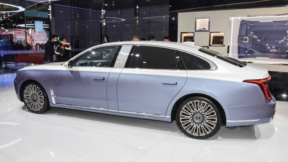 Hồng Kỳ H9+ mang trên mình một số chi tiết thiết kế riêng như phần thân phối 2 màu theo phong cách của những chiếc xe Rolls-Royce hay Maybach