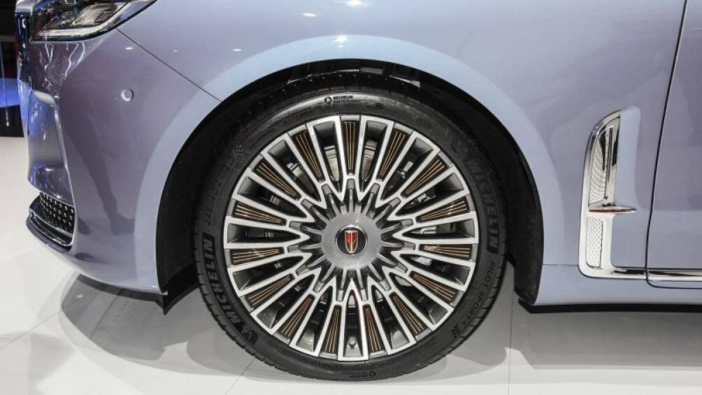 Tiếp đến là bộ vành hợp kim đa chấu với đường kính 20 inch, không giống loại dùng cho Hồng Kỳ H9 thông thường