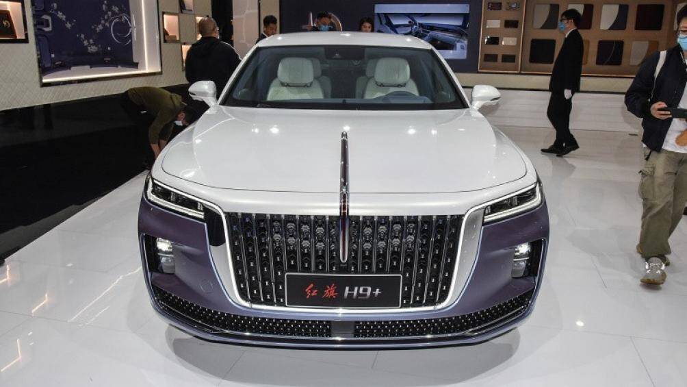 Lưới tản nhiệt cỡ lớn với các nan dọc mạ crôm theo phong cách Rolls-Royce, ở giữa là đường kẻ màu đỏ kéo dài lên nắp ca-pô
