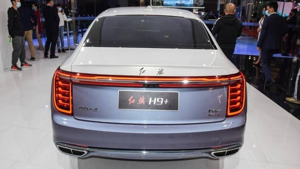 Phía sau xe xuất hiện cụm đèn hậu LED với cảm hứng thiết kế từ Thiên An Môn và 2 đầu ống xả giả hình thang ngược