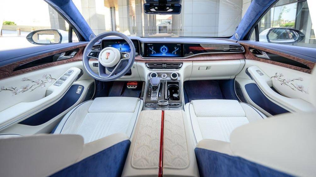 Khách hàng có thể chọn những họa tiết trang trí trần xe và mặt cửa như hoa mận, hoa lan hoặc những di sản văn hóa truyền thống khác của Trung Quốc