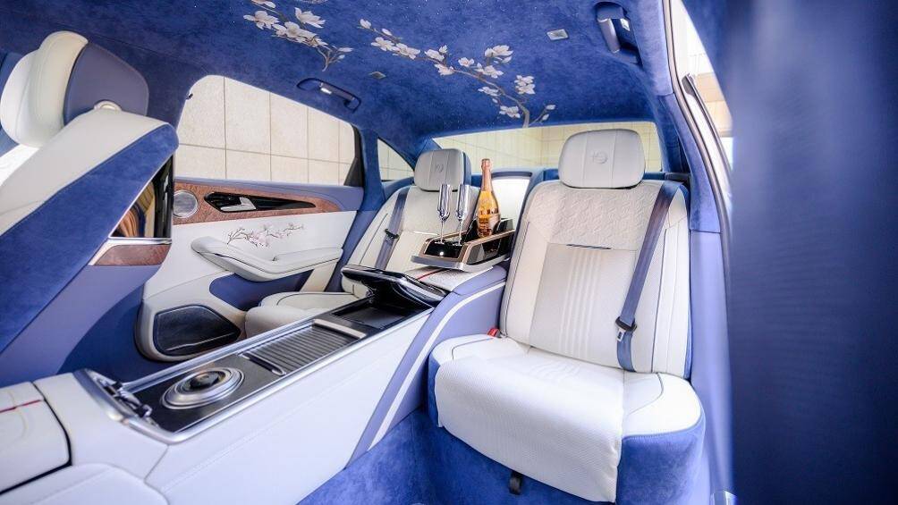 Không gian nội thất 4 chỗ ngồi với những chất liệu cao cấp như da, ốp gỗ và ốp kim loại, 300 bóng đèn LED nhỏ trang trí nổi bật