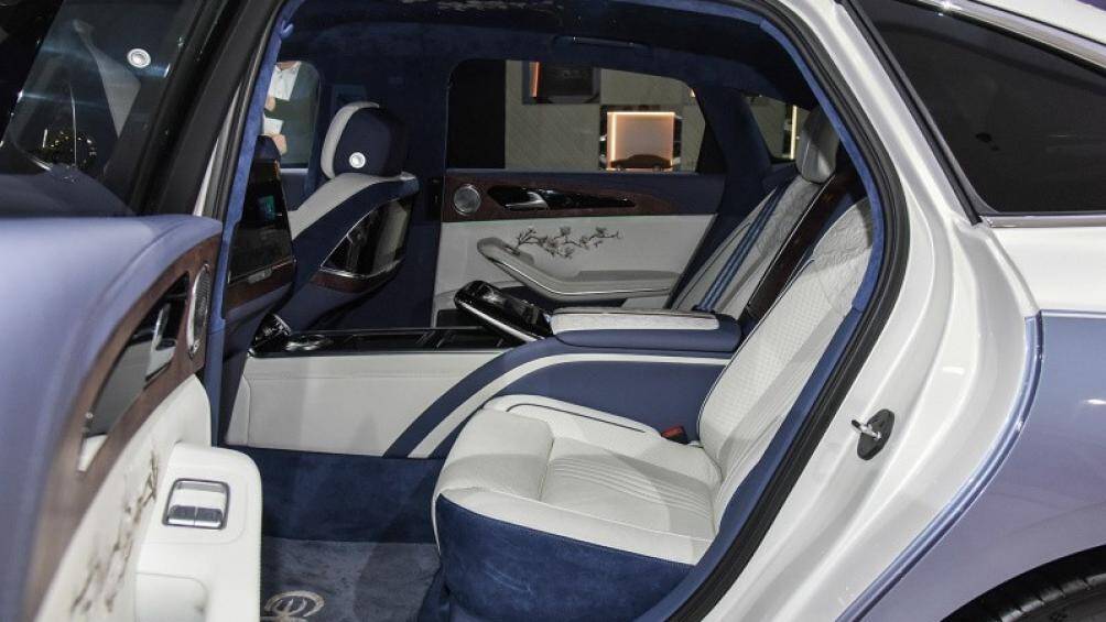 Đằng sau là 2 ghế thương gia với khoảng duỗi chân rộng rãi, bên cạnh đó là 2 màn hình giải trí nằm trên lưng ghế trước