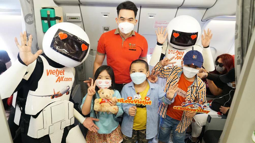 Anh Cường, một khách hàng trên chuyến bay chia sẻ: “Tôi cùng gia đình hôm nay rất vui khi lần đầu tiên được xem một màn trình diễn của các chú robot ngay trên tàu bay. Cảm ơn Vietjet đã mang tới cho hành khách những trải nghiệm đặc biệt thế này. Các con tôi chắc chắn sẽ còn khoe với bạn bè và đòi bay cùng Vietjet tiếp thôi”.