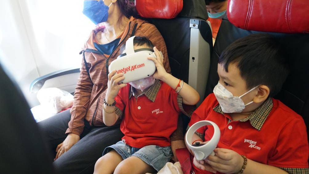 Những trải nghiệm với công nghệ hiện đại và các sản phẩm dịch vụ tiện ích cùng tàu bay hiện đại, những món ăn nóng tươi ngon, các dịch vụ chăm sóc sức khỏe cho khách hàng… đang được hãng hàng không Vietjet đầu tư và liên tục cải tiến nhằm mang tới cho khách hàng của mình những trải nghiệm bay tốt đẹp nhất trên khắp mạng bay trong nước và quốc tế.