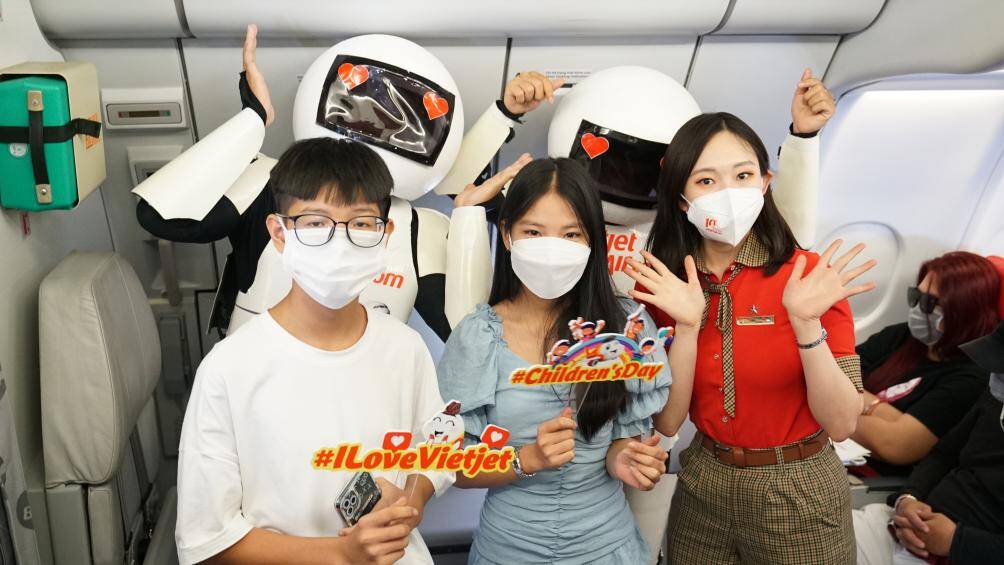 Hè đến rồi, những chuyến bay Vietjet sẵn sàng chào đón người dân và du khách trở lại với những điểm đến hấp dẫn, những bãi biển nắng vàng rực rỡ Nha Trang, Đà Nẵng, Phú Quốc, Bali, Phuket… hay những trải nghiệm du lịch Ấn Độ huyền bí, Thái Lan, Singapore, Malaysia sôi động…