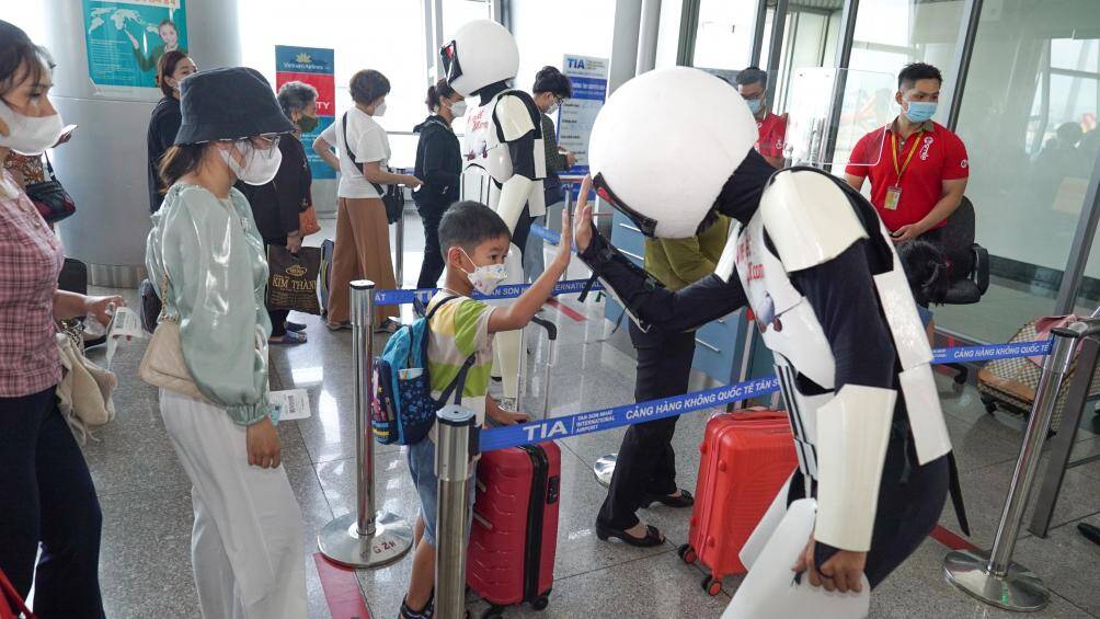 Mừng ngày Quốc tế Thiếu nhi 1/6, Vietjet đã mang tới cho những khách nhỏ tuổi của mình món quà bất ngờ là sự xuất hiện của các chiến binh robot cùng với vũ điệu sôi động, trẻ trung và cuốn hút.