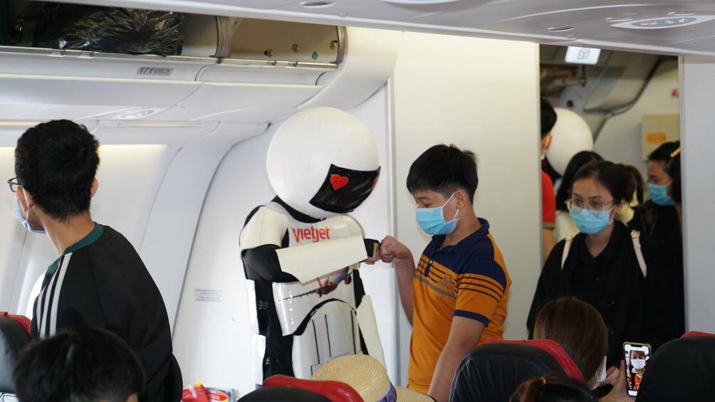 Không chỉ các bạn nhỏ, các hành khách bay cùng Vietjet trong dịp đặc biệt này cũng hào hứng ghi lại những hình ảnh cùng với robot trẻ trung, năng động và thân thiện.