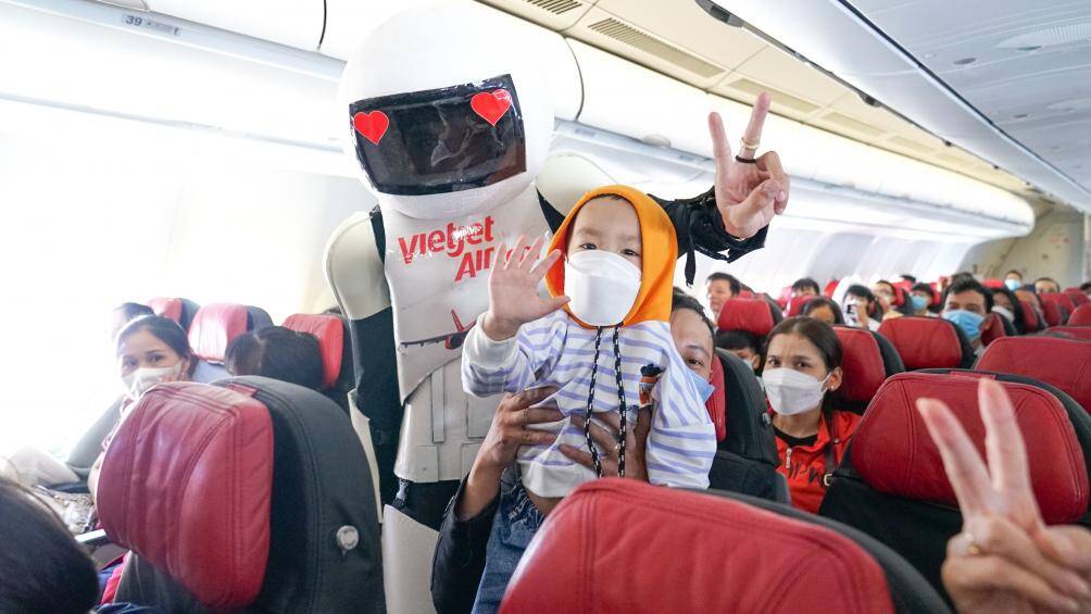 Một hành khách nhí chụp ảnh kỷ niệm cùng robot.