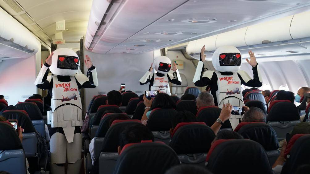 Hình ảnh robot trên khoang khách.