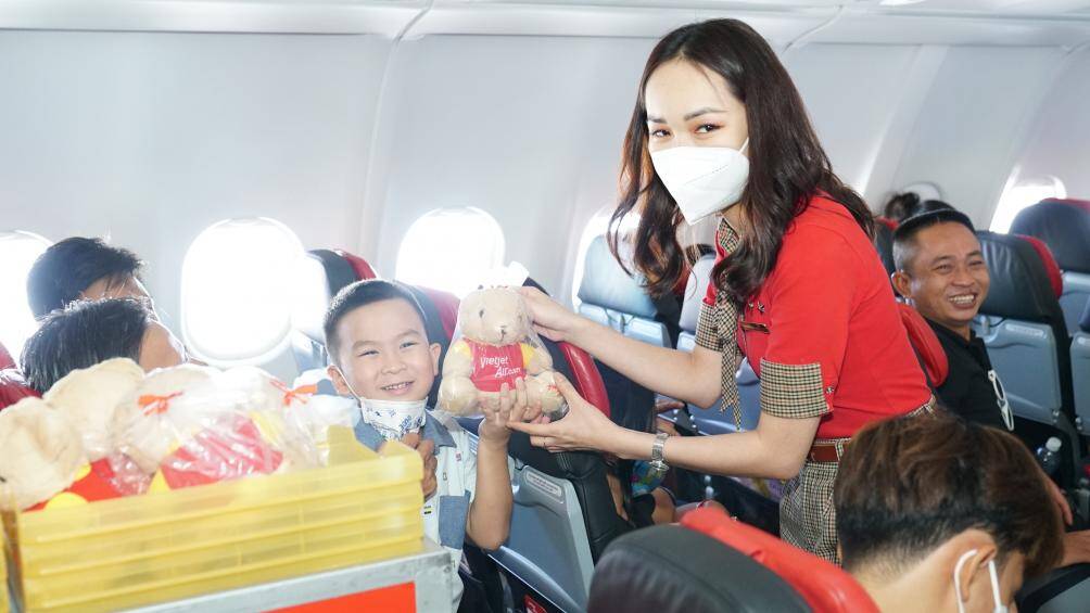 Phi hành đoàn Vietjet hôm nay cũng đặc biệt dành tặng các khách hàng nhỏ tuổi của mình những món quà là gấu bông, máy bay bông và những lời chúc tốt đẹp nhất gửi tới những chủ nhân tương lai của kỷ nguyên số.