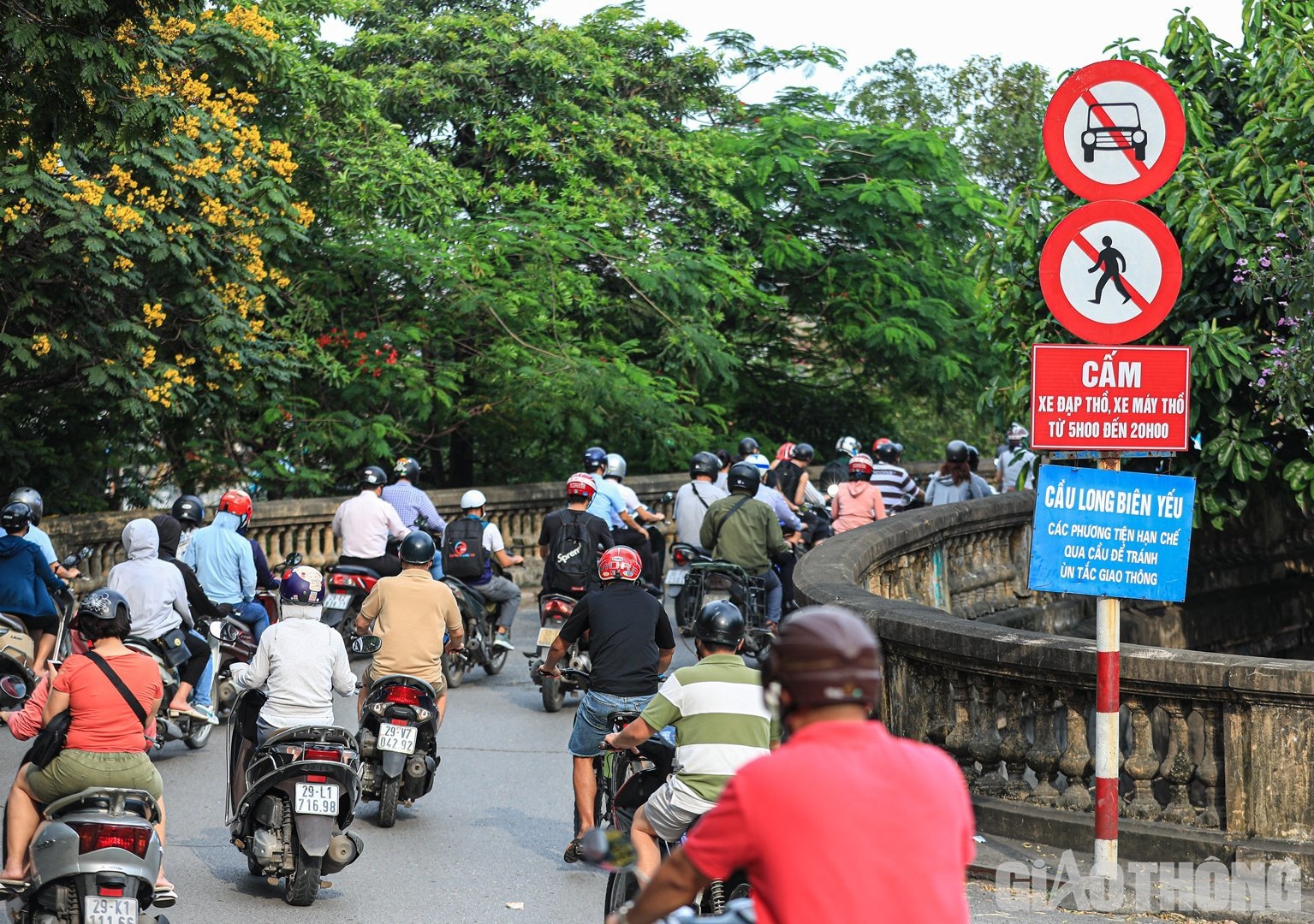 Mặc dù đầu cầu có các biển cấm và biển cảnh báo nhưng lưu lượng phương tiện qua cầu vẫn rất đông