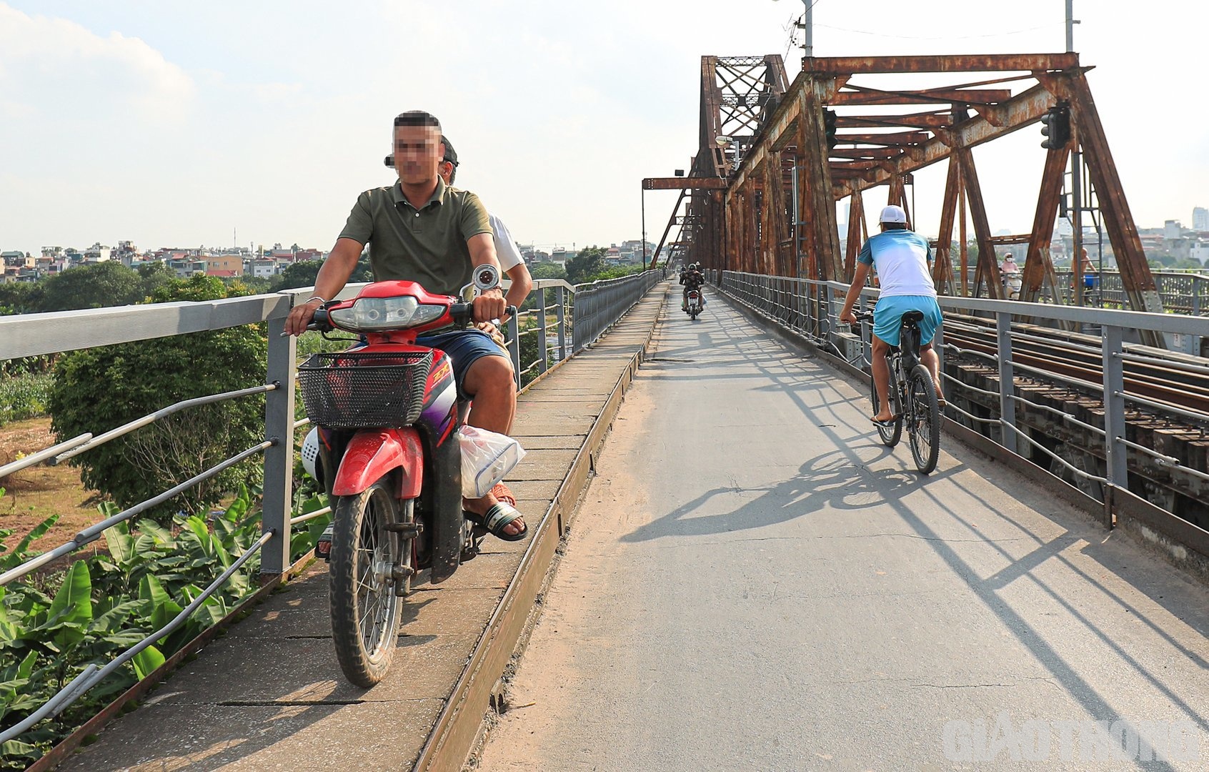 Nhiều xe máy đi lên lối đi bộ hành này để lên, xuống bãi giữa, gây áp lực lên các tấm đan, khiến tấm đan dễ vỡ, rất nguy hiểm. Ngày 4/5 vừa qua cũng đã xảy ra vụ sập tấm đan trên lối đi này.