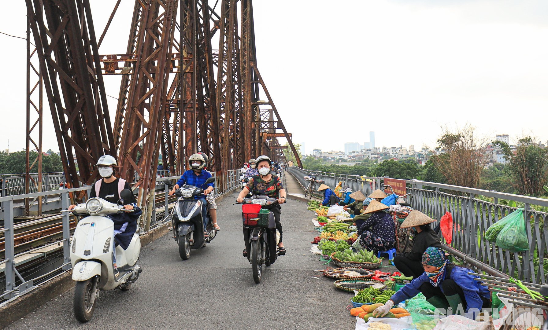 Trong 2 ngày tới, đơn vị sẽ tập trung gia cố một số thanh thép hệ đỡ phía dưới mặt đường bộ ở các vị trí xung yếu để đảm bảo an toàn. Ảnh: Tình hình ANTT phức tạp, họp chợ khu vực cánh gà trên cầu khiến tập trung người, phương tiện nên nguy cơ mất an toàn cao.