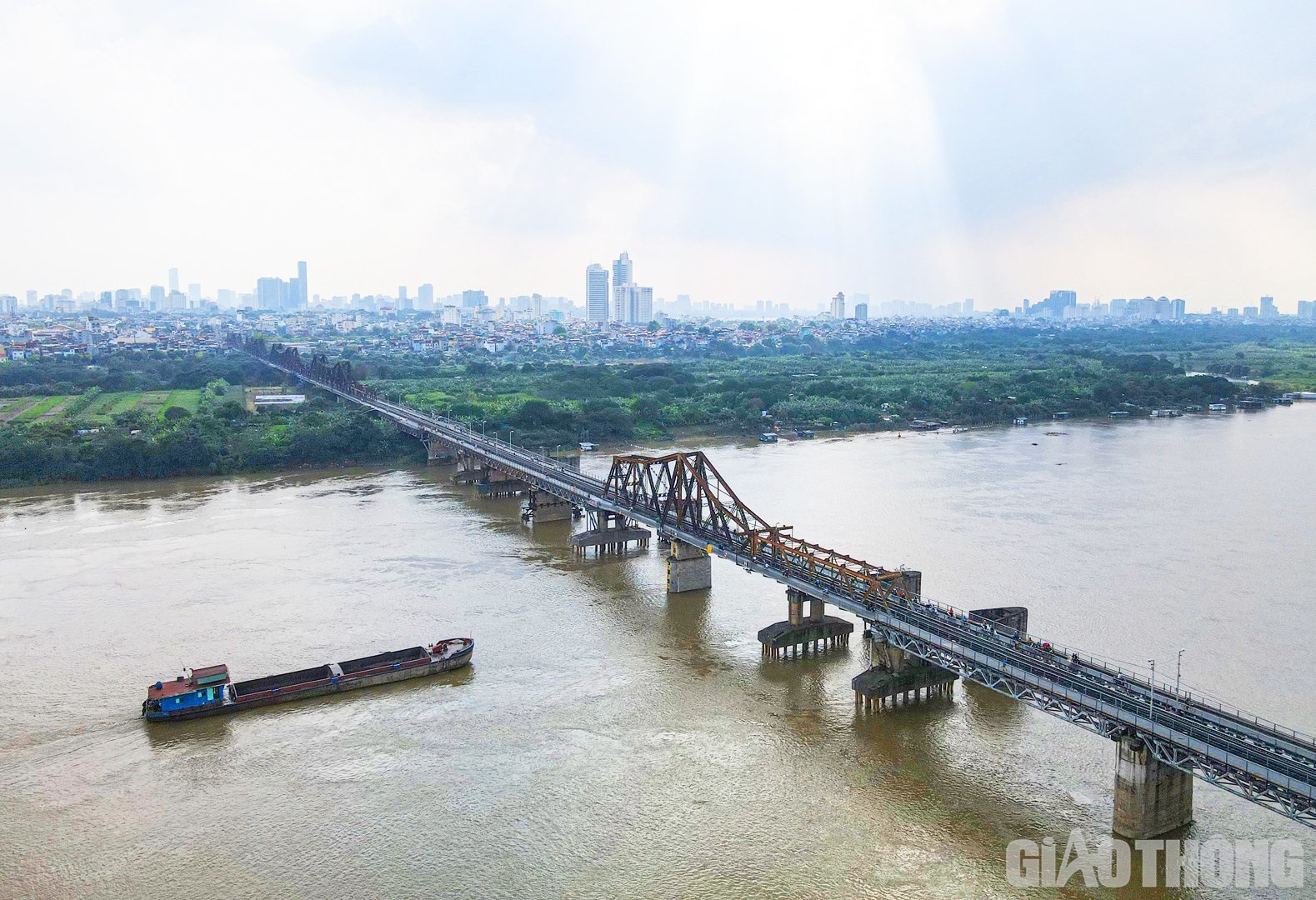 Theo tìm hiểu của phóng viên, Bộ GTVT đã đưa vào kế hoạch vốn năm 2022 cho cầu Long Biên (ngoài vốn bảo dưỡng, sửa chữa thường xuyên) hai đầu tên: Kiểm định toàn bộ phần đường bộ; Kinh phí sửa chữa đường bộ hành, để triển khai sửa chữa thời gian tới