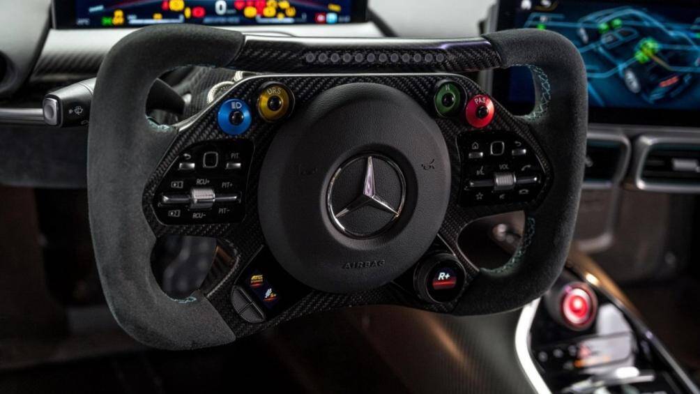 Cung cấp năng lượng cho Mercedes-AMG One là hệ thống truyền động E Performance từ xe đua F1, cho công suất kết hợp lên tới 1.049 mã lực