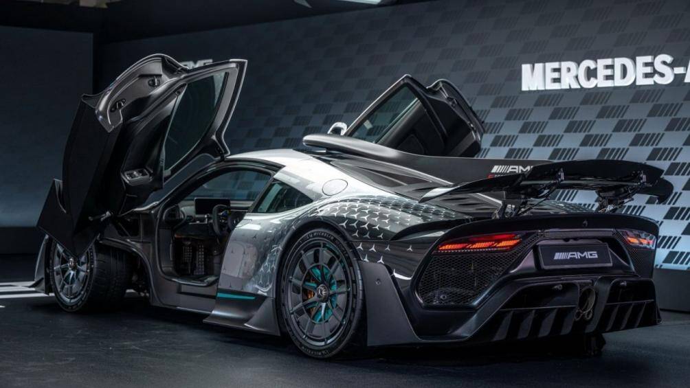 Đi kèm với đó là bộ kẹp phanh 6 pít-tông và phanh đĩa gốm carbon ở bánh trước cùng bộ kẹp 4 pít-tông ở bánh sau