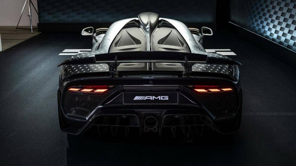 Mercedes-AMG One 2023 có phần đuôi xe thiết kế lại với đường viền nổi bật, bộ khuếch tán gồm 3 ống xả lấy cảm hứng từ xe đua F1