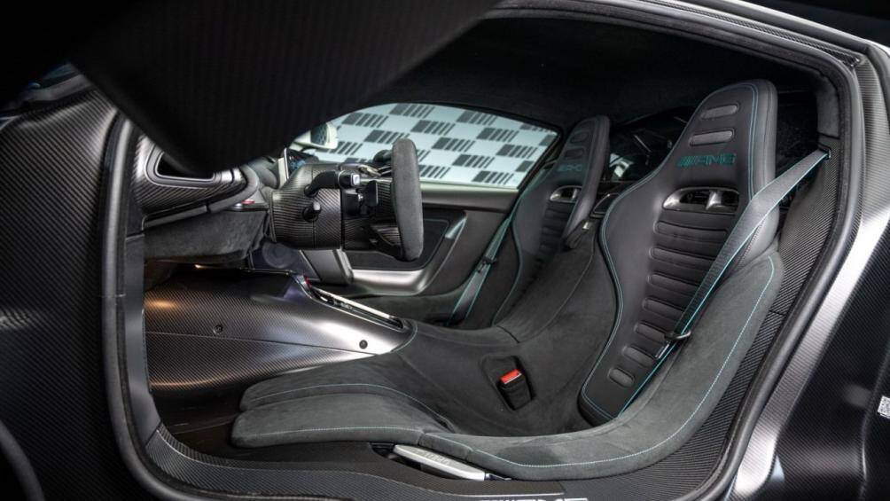 Bên trong, ghế ngồi được đặt rất thấp để 2 chân người lái duỗi thẳng nhằm tạo tư thế thoải mái nhất khi lái xe ở tốc độ cao