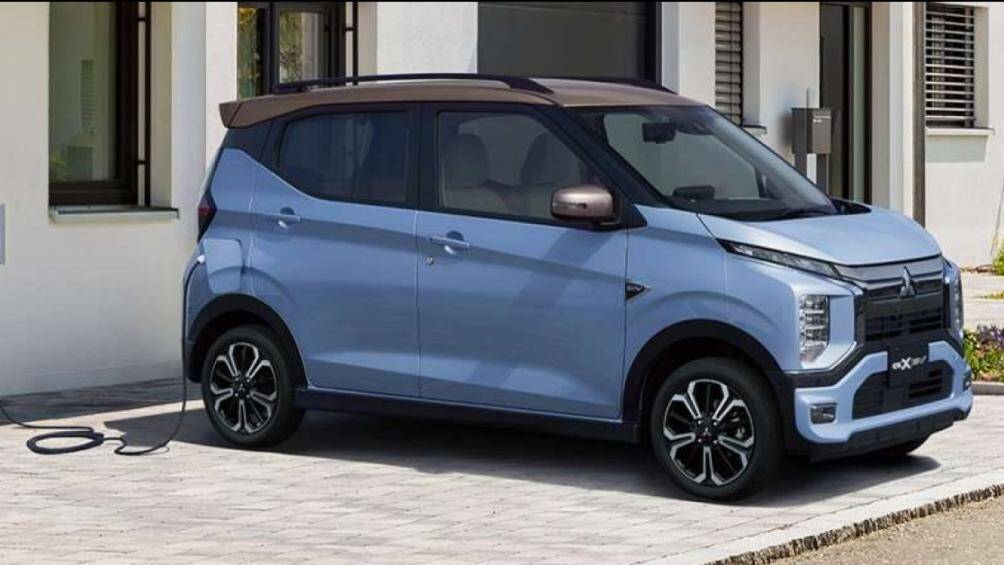 eK X EV cũng sử dụng cụm pin lithium-ion 20 kWh, 350 volt dưới sàn như Nissan Sakura, giúp xe vận hành quãng đường 180 km sau mỗi lần sạc