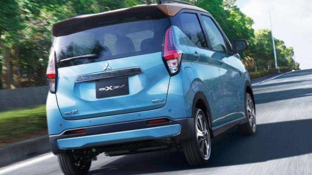 Mitsubishi eK X EV có giá bán từ 2,398 triệu Yên (khoảng 434 triệu đồng) đối với phiên bản G. Cao cấp hơn là biến thể P có giá 2,932 triệu Yên (531 triệu đồng)