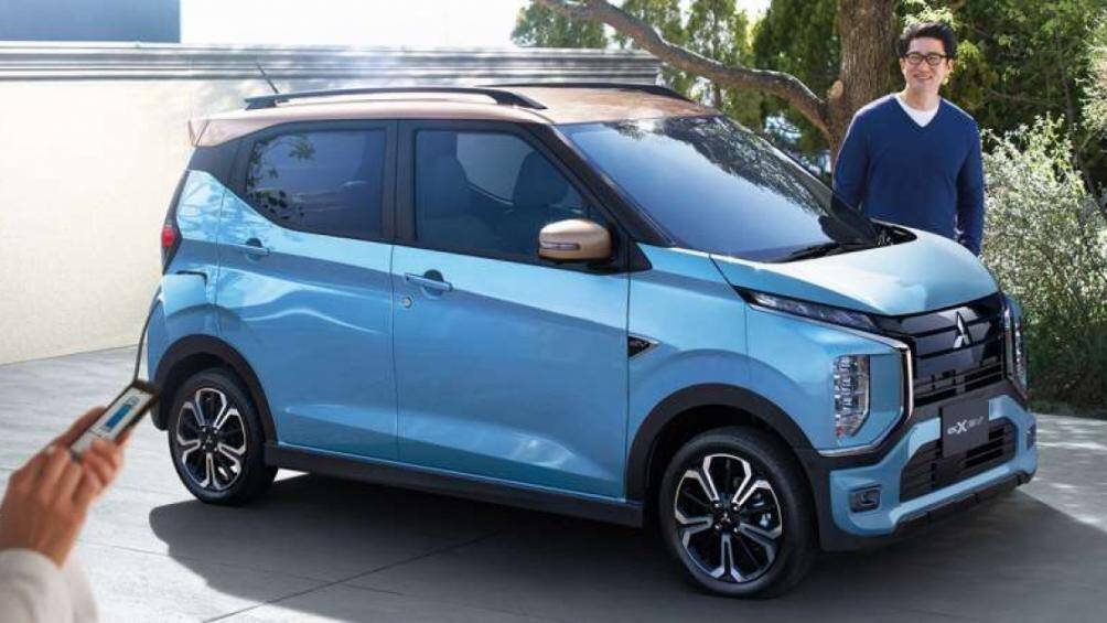 Các phần trụ cột được sơn đen tạo sự tương phản với thân xe. Phía sau đèn hậu được đặt thẳng đứng