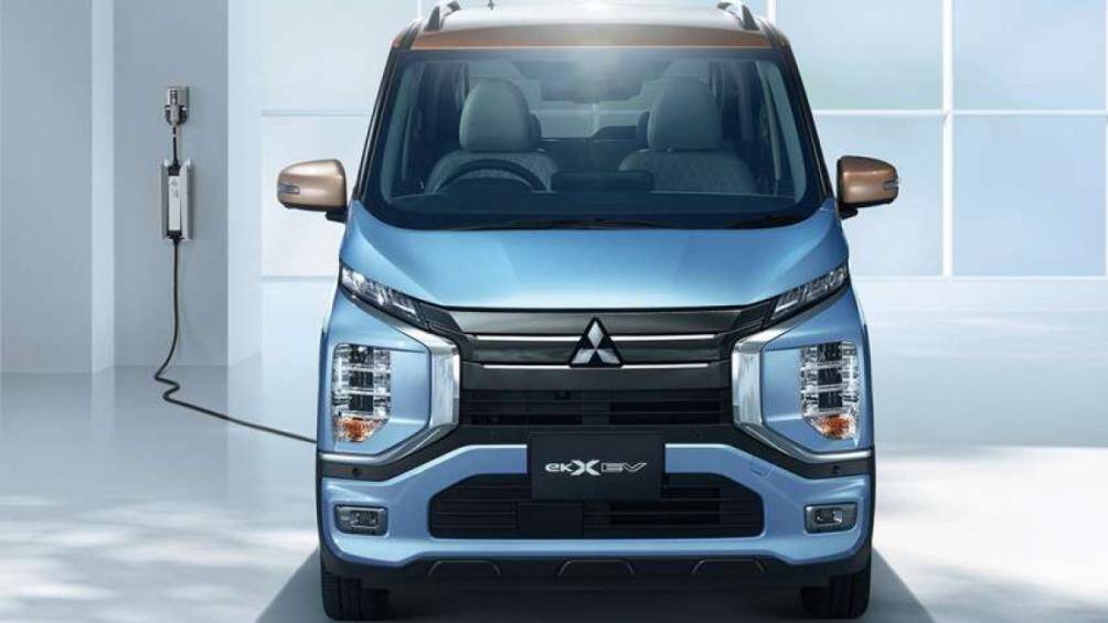 Về mặt thiết kế, phần đầu xe gây ấn tượng với tạo hình chữ X cỡ lớn, đèn pha hai tầng