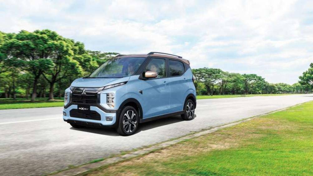 Phần nan trên của lưới tản nhiệt eK X EV được che kín thay vì dạng đục lỗ như phiên bản động cơ đốt trong